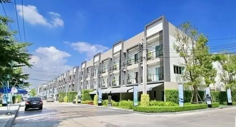 Residential area deeper in Onnut showing a calmer side of Sukhumvit Bangkok