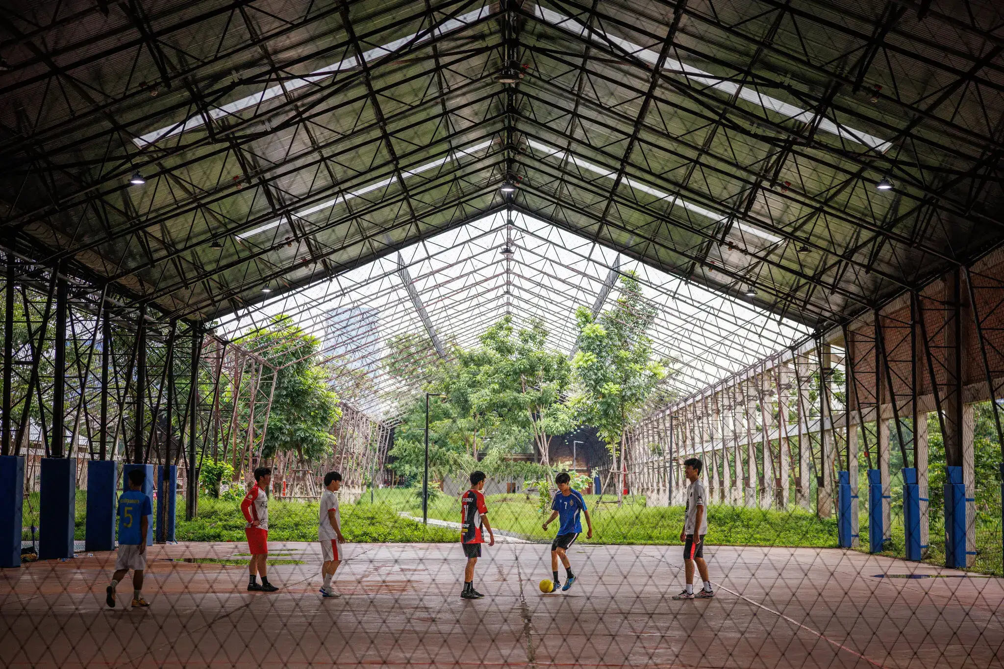 Benjakitti Park extension with sports courts and open space in Bangkok