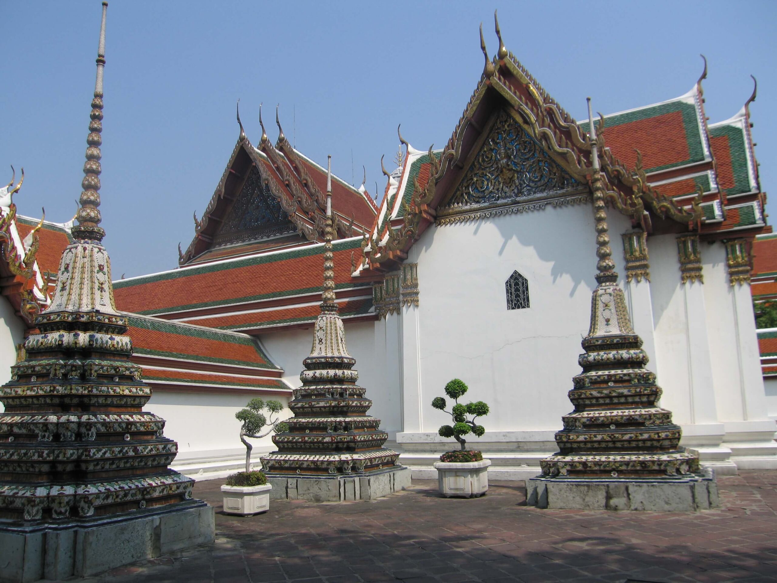 Quiet Bangkok temple courtyard with traditional architecture, a low-cost cultural activity in 2026