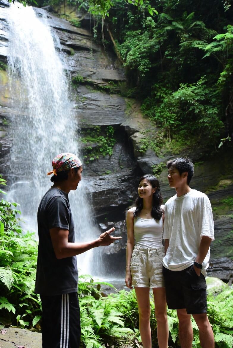 Couple exploring with their private local guide in Thailand
