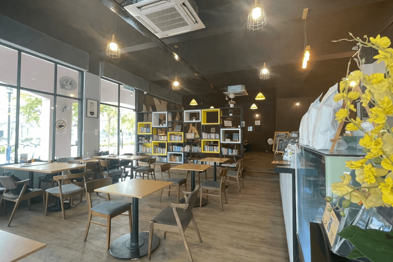 best cafes in Chiang Mai – quiet workspace upstairs at Chapter One cafe