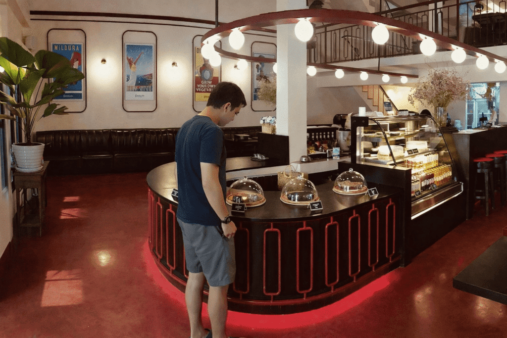off-path-thailand-chiang-mai-good-souls-kitchen Cozy interior and vegan dishes at Goodsouls Kitchen Chiang Mai, one of the best vegan restaurants in Chiang Mai known for its great atmosphere, desserts, and central Old City location