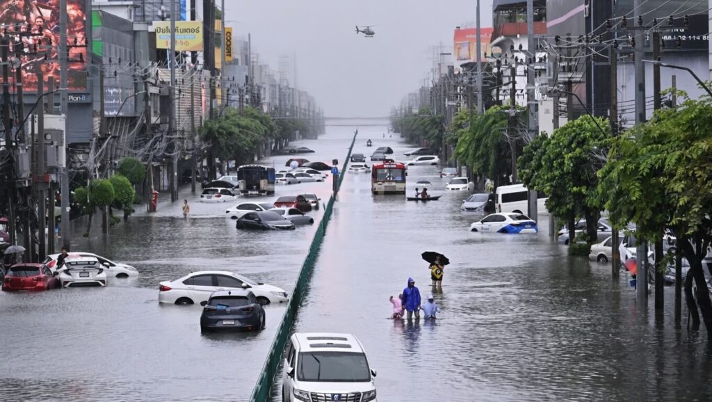 off-path-thailand-bangkok-floods2 Flooded street in Bangkok during the rainy season, one of the worst times to visit Thailand